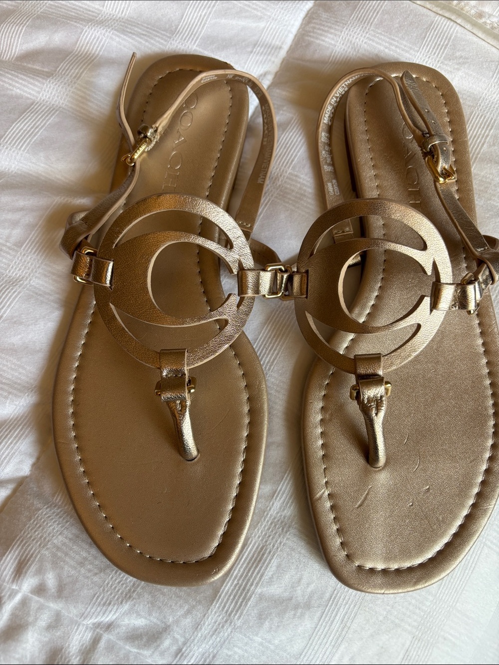 NWOT Coach Women’s leather Metallic Gold Logo Thong Sandals. New! Size 7